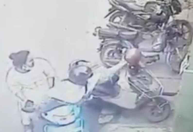 ‘ஹெல்மெட்’ திருடிய பெண்கள்