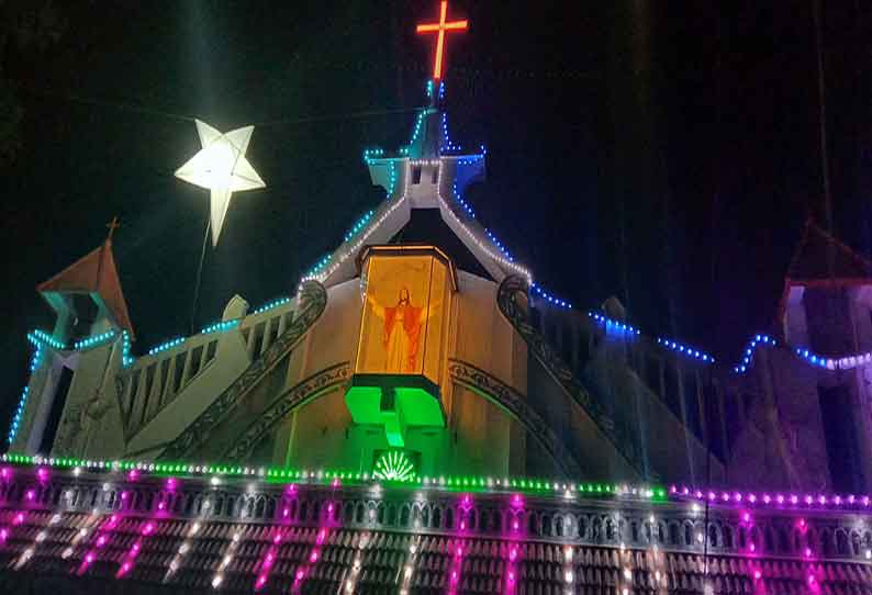 வண்ணவிளக்குகளால் ஜொலிக்கும் தேவாலயங்கள்