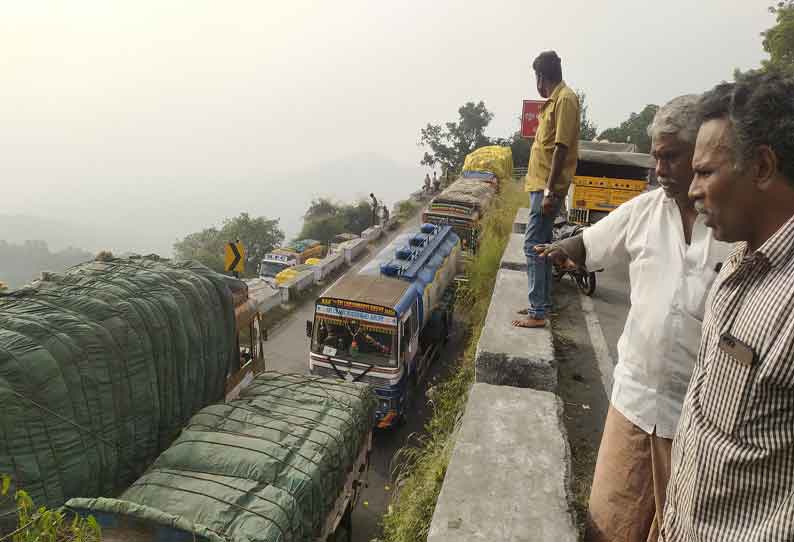 திம்பம் மலைப்பாதையில் லாரி பழுது; 4 மணி நேரம் போக்குவரத்து பாதிப்பு
