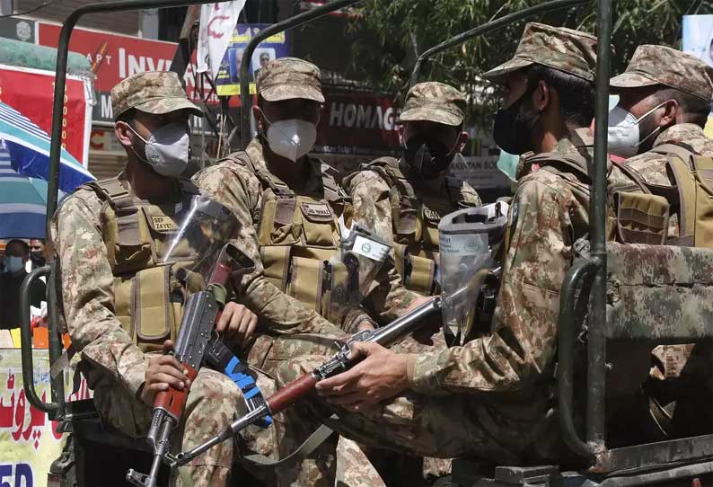 பாகிஸ்தானில் பயங்கரவாத தாக்குதல்:  பாதுகாப்பு படை வீரர்கள் 2 பேர் பலி