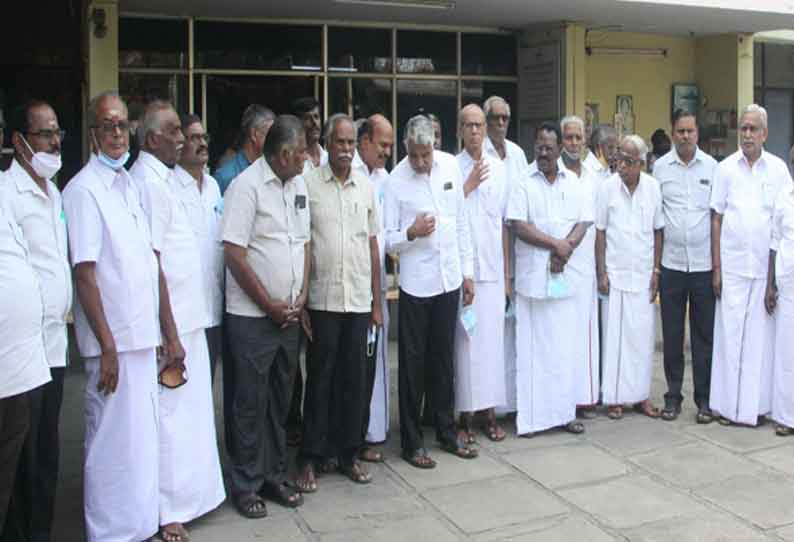 என்டிசி ஆலைகளில் தொழிலாளர்கள் காத்திருப்பு போராட்டம்