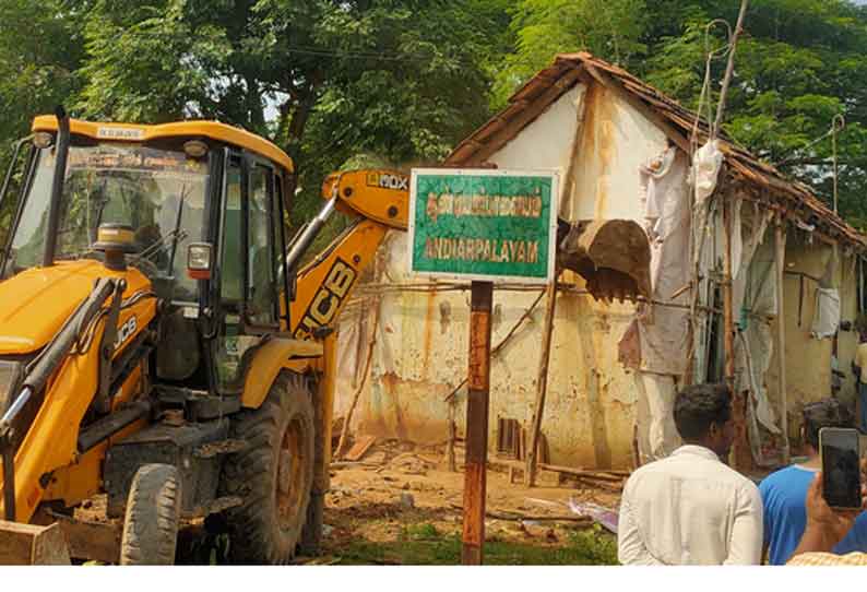 திருக்காஞ்சியில் பரபரப்பு கோவில் இடத்தில் கட்டப்பட்ட ஆக்கிரமிப்பு வீடுகள் இடிப்பு