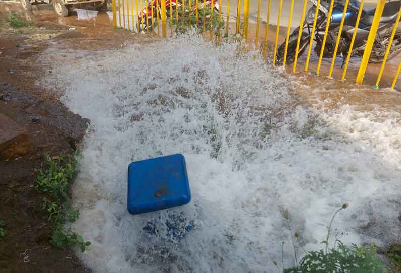 சாலையில் ஆறாக ஓடிய குடிநீர்