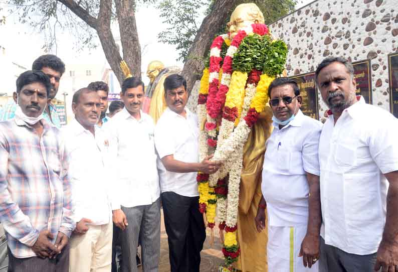 ஈரோட்டில் பெரியார் சிலைக்கு அரசியல் கட்சியினர் மாலை அணிவித்து மரியாதை