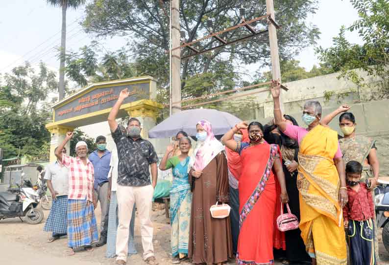 மாநகராட்சி நடுநிலை பள்ளிக்கூடம் அருகே மின்மாற்றி அமைக்க எதிர்ப்பு தெரிவித்து பெற்றோர்கள் ஆர்ப்பாட்டம்