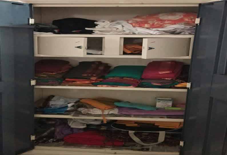 அம்மாபேட்டை அருகே பட்டப்பகலில் துணிகரம்: ஆசிரியர் வீட்டின் பூட்டை உடைத்து 10 பவுன் நகை திருட்டு; தேவாலயத்துக்கு சென்ற சிறிது நேரத்தில் மர்ம நபர்கள் கைவரிசை