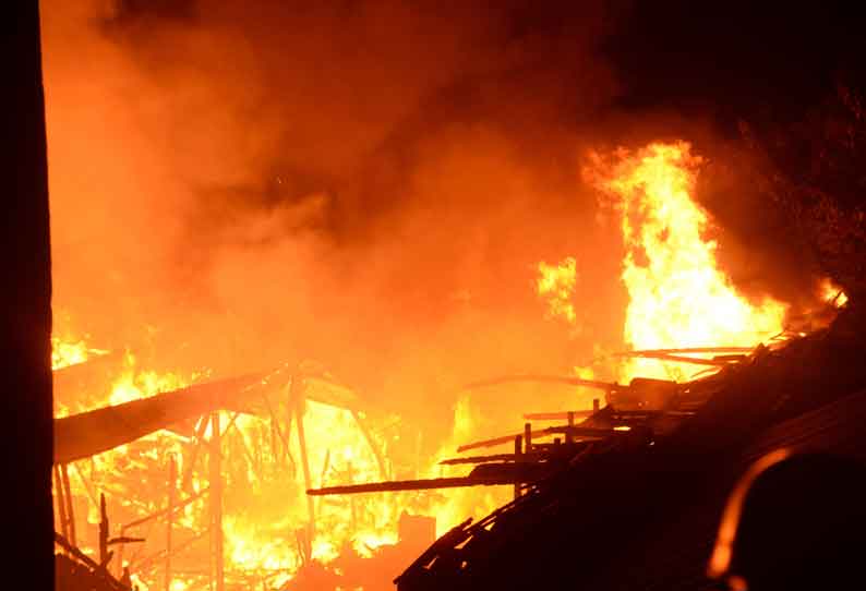 ஈரோட்டில் நள்ளிரவில் பயங்கர தீ விபத்து: கொழுந்துவிட்டு எரிந்த கடைகள்; லட்சக்கணக்கில் பொருட்கள் நாசம் அதிகாலை வரை தீயை அணைக்க போராட்டம்