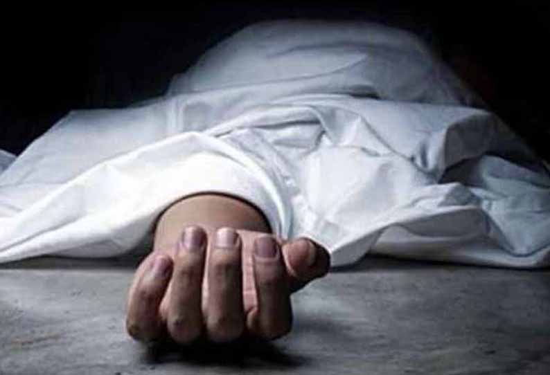 டிராக்டர் கவிழ்ந்து தொழிலாளி பலி