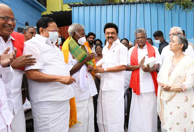 கம்யூனிஸ்ட் கட்சி மூத்த தலைவர் நல்லகண்ணுக்கு பிறந்தநாள்: மு.க.ஸ்டாலின் நேரில் வாழ்த்து