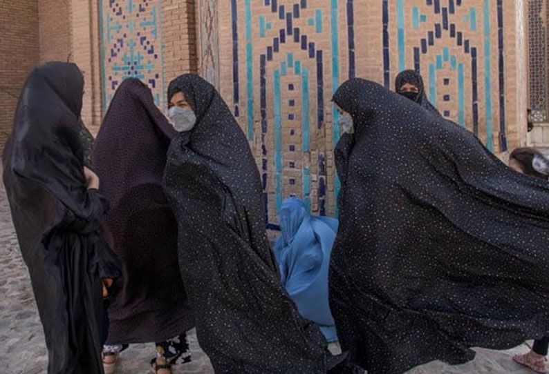 ஆப்கானிஸ்தானில் பெண்கள் தனியாக பயணிக்கக் கூடாது: தலீபான்கள் அறிவிப்பு