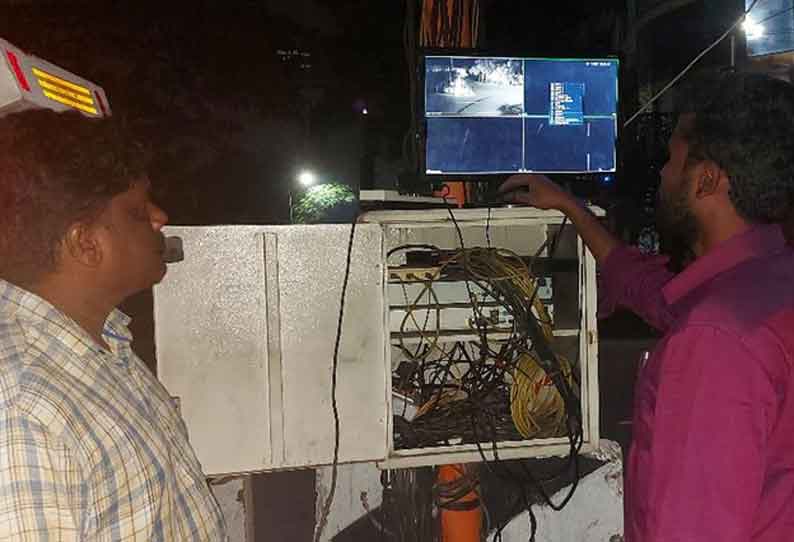 சிக்னல்களில் கேமராக்களை பழுது நீக்கும் பணி