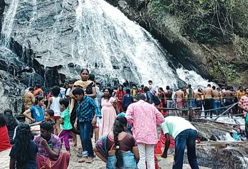 ஆழியாறு குரங்கு நீர்வீழ்ச்சியில் குவிந்த சுற்றுலா பயணிகள்