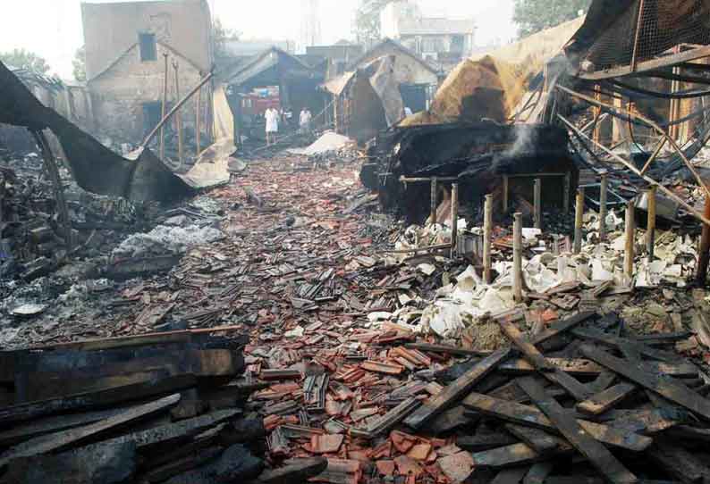 ஈரோட்டில் நள்ளிரவில் அடுத்தடுத்த 4 கடைகளில் பயங்கர தீ விபத்து: ரூ.2½ கோடி மதிப்பிலான கட்டுமான பொருட்கள் எரிந்து நாசம்