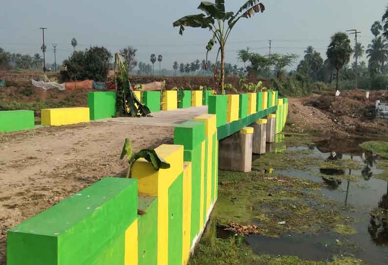 அம்மாபேட்டை அருகே புதிய பாலத்தை திறக்க வந்த முன்னாள் அமைச்சர் தடுத்து நிறுத்தம்; போலீசார் குவிப்பு-பதற்றம்