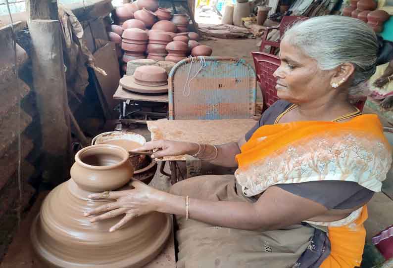 மண் தட்டுப்பாட்டால் பொங்கல் பானை உற்பத்தி பாதிப்பு