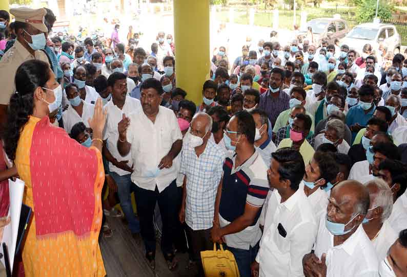 நம்பியூர் அருகே கல் குவாரி செயல்பட எதிர்ப்பு தெரிவித்து கலெக்டர் அலுவலகத்தை பொதுமக்கள் முற்றுகை- மக்கள் குறைதீர்க்கும் கூட்டத்தில் பரபரப்பு
