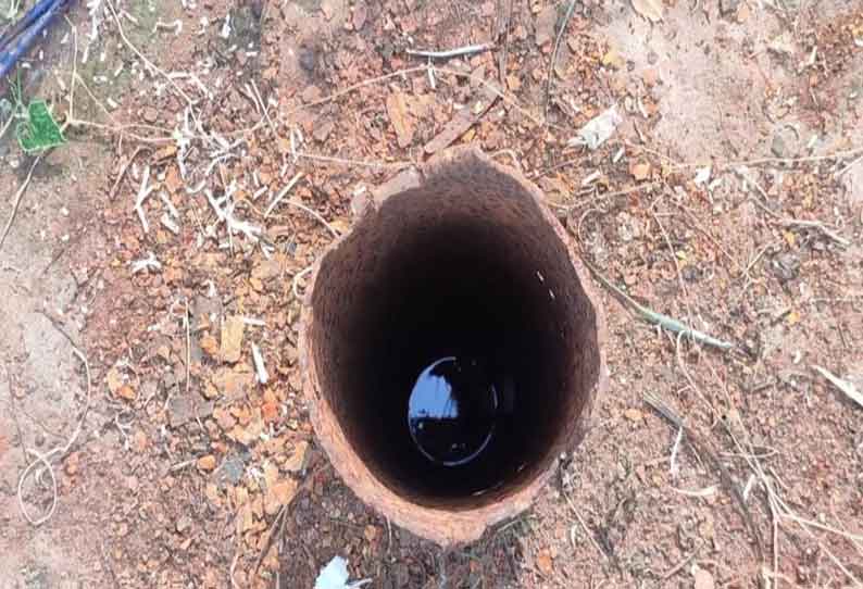 கூகலூர் வாய்க்கால்புதூரில் 6 மாதங்களாக திறந்து கிடக்கும் ஆழ்குழாய் கிணறு- உடனே மூட பொதுமக்கள் கோரிக்கை
