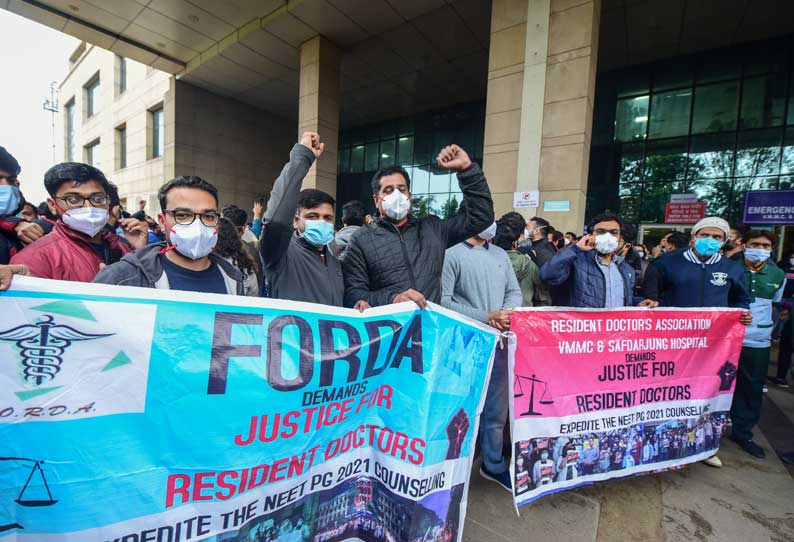 டெல்லியில் ஆயிரக்கணக்கான பயிற்சி மருத்துவர்கள் போராட்டம்