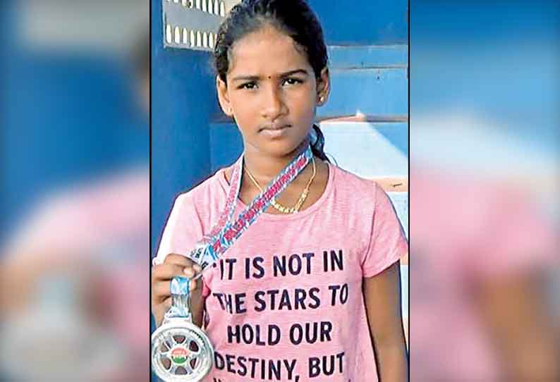 பஞ்சாப்பில் தேசிய அளவில் நடந்த ஸ்கேட்டிங் போட்டியில் வெள்ளி பதக்கம் வென்ற மாமல்லபுரம் சிறுமி