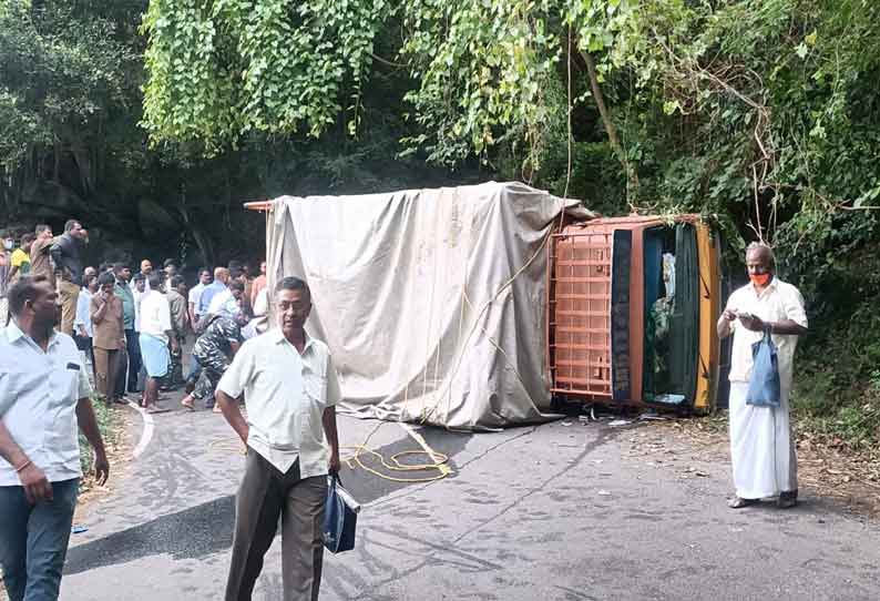 வால்பாறை மலைப்பாதையில் லாரி கவிழ்ந்ததால் போக்குவரத்து பாதிப்பு வால்பாறை மலைப்பாதையில் லாரி கவிழ்ந்ததால் போக்குவரத்து பாதிப்பு