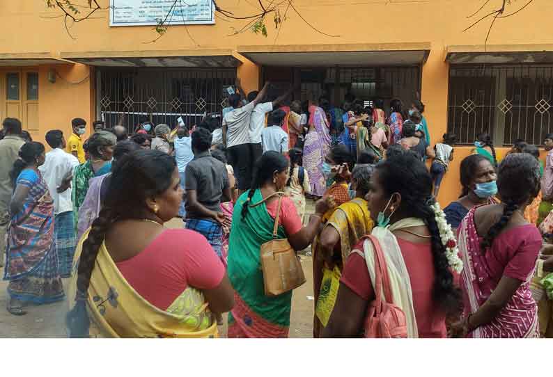 அமைப்பு சாரா தொழிலாளர்கள் பதிவுக்காக பொது சேவை மையங்களில் அலைமோதிய கூட்டம்