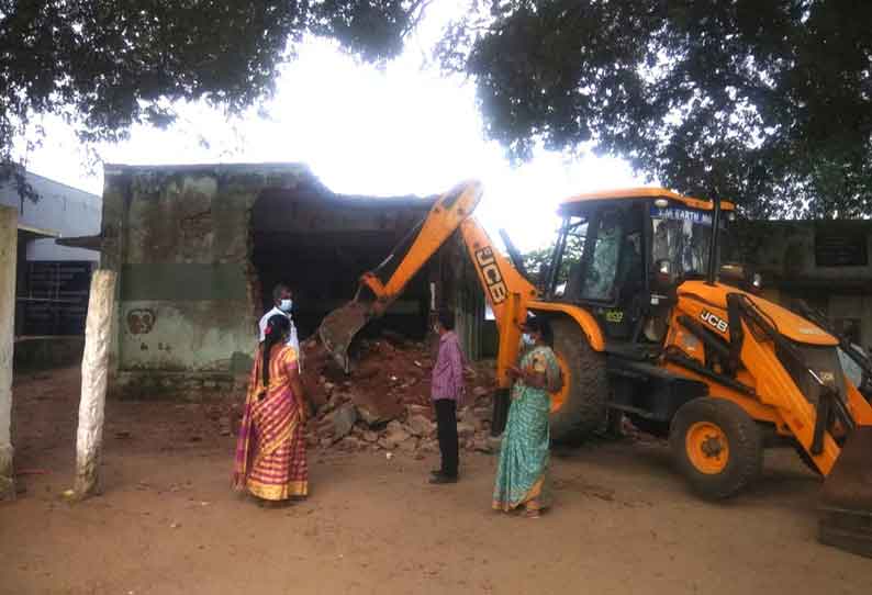 கிணத்துக்கடவு ஒன்றியத்தில் ஆபத்தான 21 பள்ளி கட்டிடங்கள் இடித்து அகற்றம் கிணத்துக்கடவு ஒன்றியத்தில் ஆபத்தான 21 பள்ளி கட்டிடங்கள் இடித்து அகற்றம்