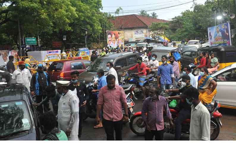 புதுவை கடற்கரையில் சுற்றுலா பயணிகள் குவிந்தனர்   களை கட்டிய புத்தாண்டு கொண்டாட்டம்  வாகனங்களால் போக்குவரத்து நெரிசல்