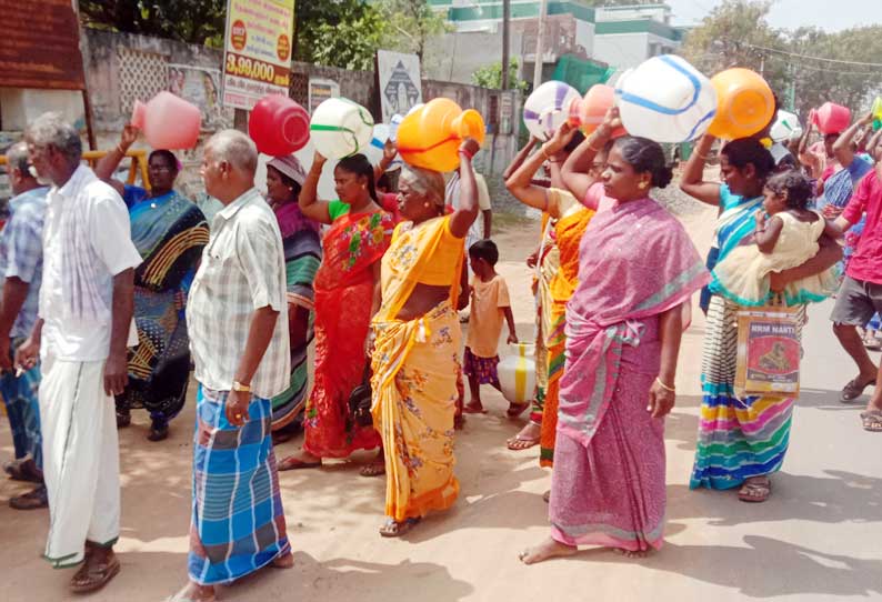 தா.பழூரில் குடிநீர் கேட்டு காலிக்குடங்களுடன் ஊர்வலமாக வந்த கிராம மக்கள்; ஒன்றிய அலுவலகத்தை முற்றுகையிட முயன்றதால் பரபரப்பு