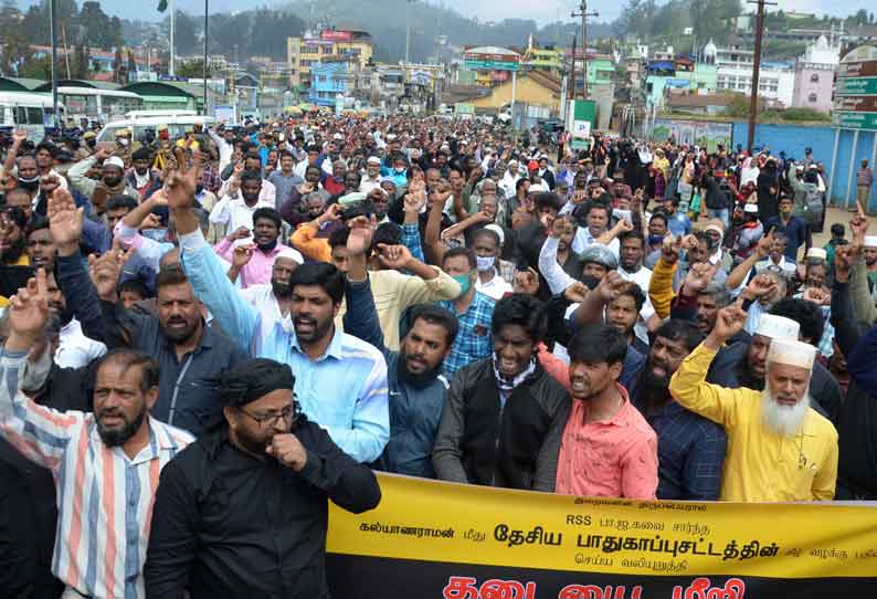 ஊட்டி மத்திய பஸ் நிலையம் முன்பு முஸ்லிம்கள் ஆர்ப்பாட்டத்தில் ஈடுபட்டதை படத்தில் காணலாம்.