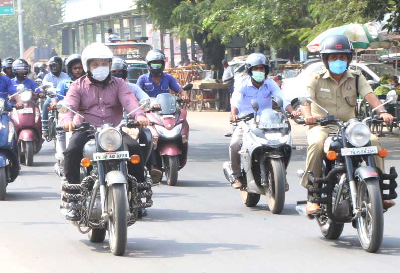 சாலை பாதுகாப்பு குறித்து மோட்டார் சைக்கிளில் பேரணி சென்று விழிப்புணர்வு ஏற்படுத்திய கலெக்டர் போலீஸ் சூப்பிரண்டு