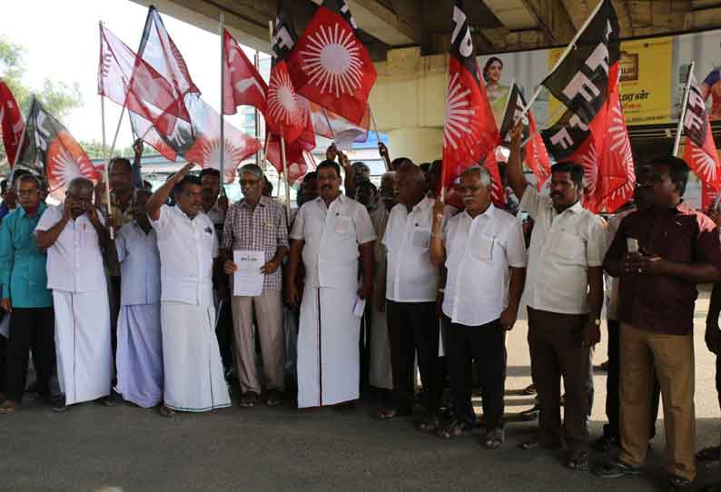 நெல்லையில் புதிய வேளாண் சட்ட நகல்களை கிழித்து தொழிற்சங்கத்தினர் போராட்டம்