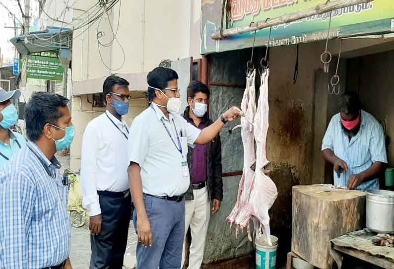 அரியலூரில் இறைச்சி கடைகளில் மாவட்ட உணவு பாதுகாப்பு அதிகாரி நடராஜன் ஆய்வு செய்தபோது எடுத்த படம்.