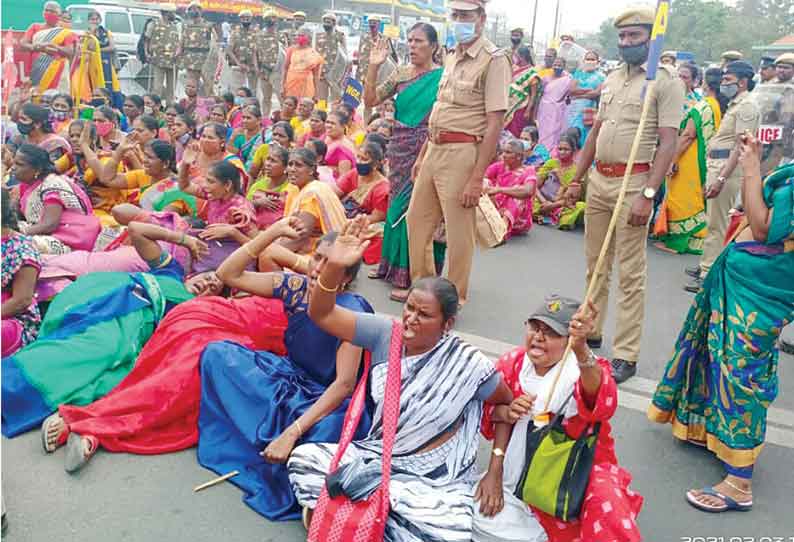 தமிழ்நாடு அரசு ஊழியர் சங்கத்தின் சார்பில் திருப்பூர் கலெக்டர் அலுவலகம் முன்பு மறியல் போராட்டம்