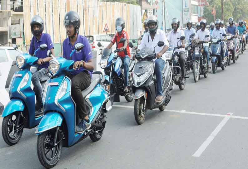 ஹெல்மெட் அணிவதன் அவசியம் குறித்து பெரம்பலூரில் இரு சக்கர வாகன விழிப்புணர்வு ஊர்வலம் நடந்த போது எடுத்த படம்.