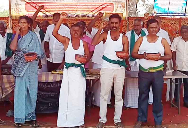 காங்கேயம் அருகே படியூரில் உயர்மின் கோபுரத்தால் பாதிக்கப்படும் விவசாயிகள் நேற்று சட்டி ஏந்தி பிச்சை எடுக்கும் போராட்டத்தில் ஈடுபட்டனர்.