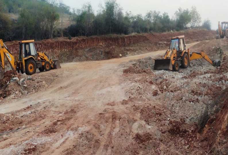 குறிச்சி மலைப்பகுதியில் மண்-  மரங்கள் வெட்டி கடத்தல்: வருவாய்- வனத்துறை அதிகாரிகள் பார்வையிட்டு ஆய்வு; 3 பொக்லைன் எந்திரங்கள் பறிமுதல்