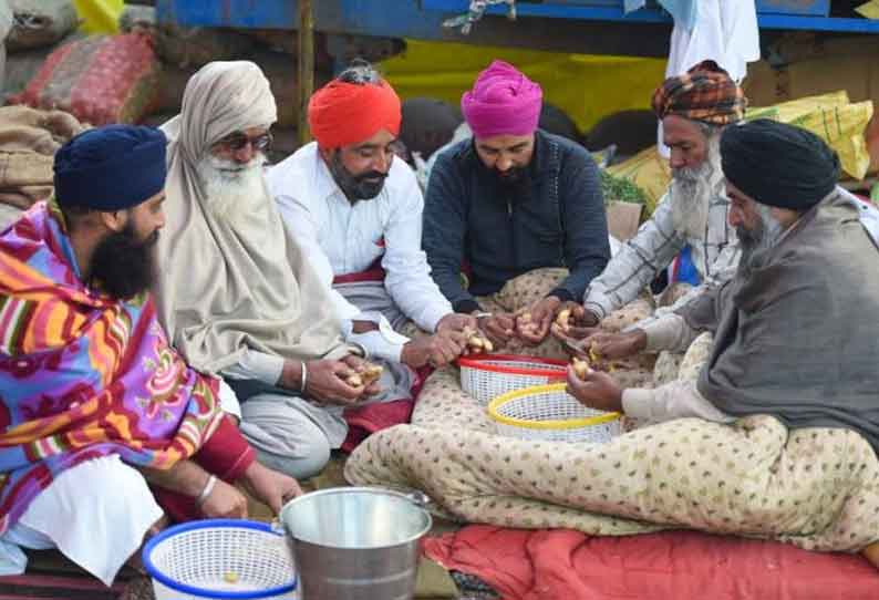 டெல்லி எல்லைகளில் கடுங்குளிர், தூறலுக்கு மத்தியிலும் 72-வது நாளாக விவசாயிகள் போராட்டம்
