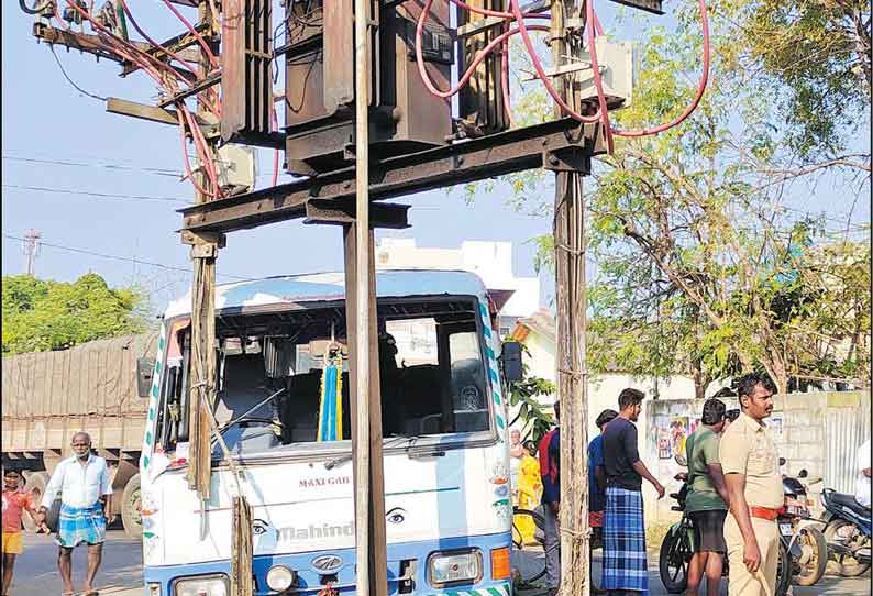 ஆரணி அருகே டிரான்ஸ்பார்மர் மீது வேன் மோதி 10 பெண் தொழிலாளிகள் படுகாயம்