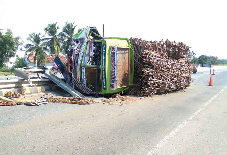 விறகு ஏற்றி வந்த லாரி நடுரோட்டில் கவிழ்ந்தது