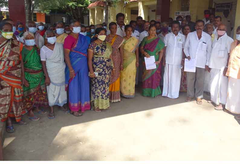 குருவப்பநாயக்கனூர் ஊராட்சி நிர்வாகம் மீது அவதூறு பரப்புவர்கள் மீது உரிய நடவடிக்கை எடுக்கக்கோரி  ஒன்றிய அலுவலகத்தில் ஊராட்சி தலைவர் மனு