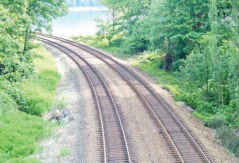 முதற்கட்டமாக மதுரை-விருதுநகர் இரட்டை பாதை பணியை முடிக்க வேண்டும்