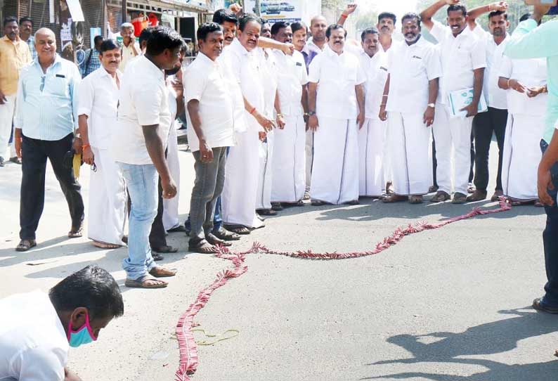 விவசாய கடன் தள்ளுபடி எதிரொலியாக அ.தி.மு.க.வினர் பட்டாசு வெடித்து கொண்டாட்டம்