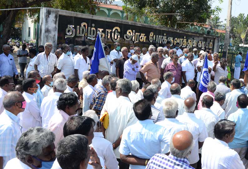 வேலூர்; ஓய்வு பெற்ற அரசு போக்குவரத்து ஊழியர்கள் ஆர்ப்பாட்டம்