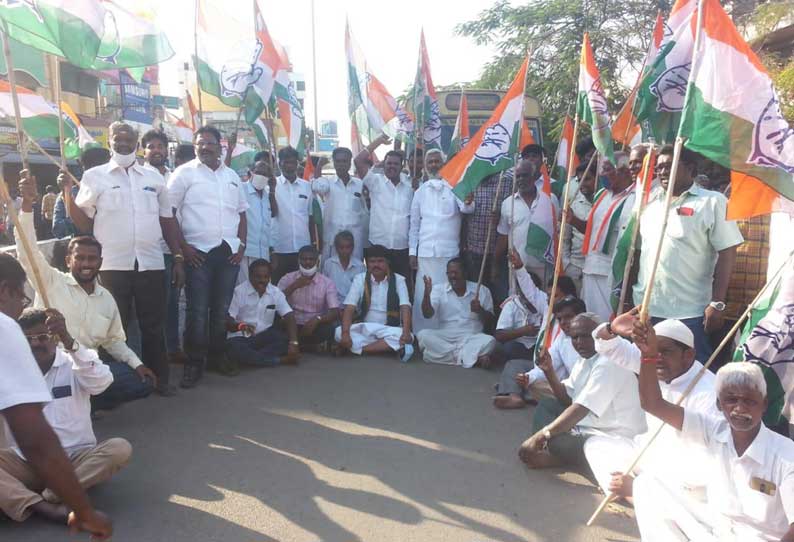 ஆம்பூர்; காங்கிரஸ் கட்சியினர் சாலை மறியல்