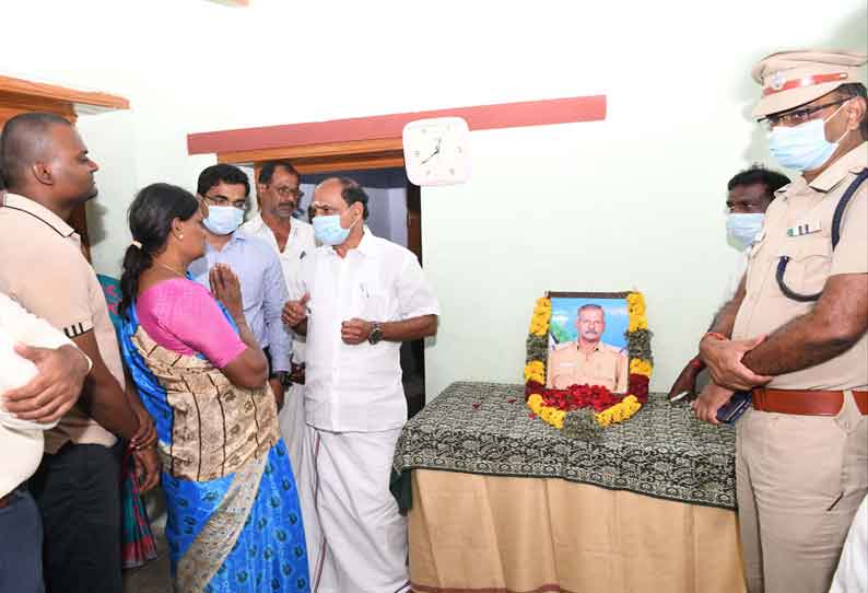 ஏரல் அருகே கொலை செய்யப்பட்ட போலீஸ் சப்-இன்ஸ்பெக்டர் குடும்பத்துக்கு அமைச்சர் கடம்பூர் ராஜூ ஆறுதல்