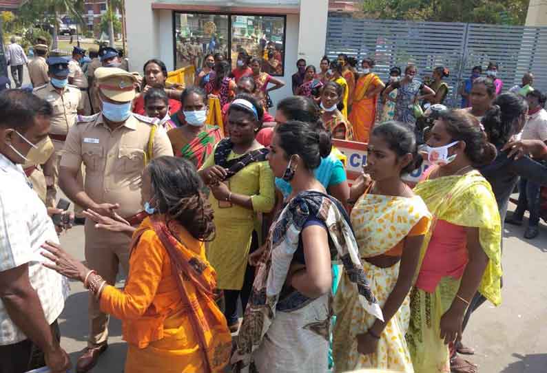 சேலம் கலெக்டர் அலுவலகம் முன்பு திருநங்கைகள்  கோஷ்டி மோதல்  மோதல்; போலீசார் தடியடி நடத்தியதால் பரபரப்பு