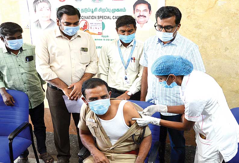 கொரோனா தடுப்பூசி போட்டுக்கொண்ட கரூர் மாவட்ட போலீஸ் சூப்பிரண்டு