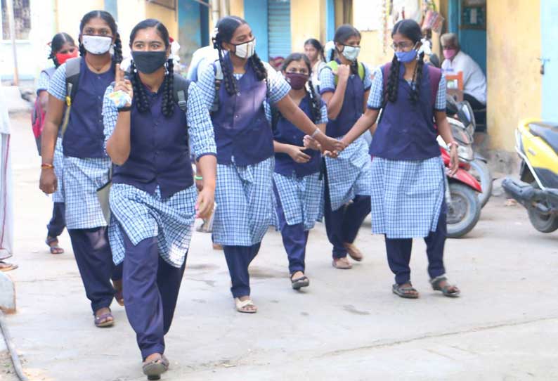 பள்ளிகளுக்கு உற்சாகத்துடன் வந்த மாணவ -மாணவிகள்