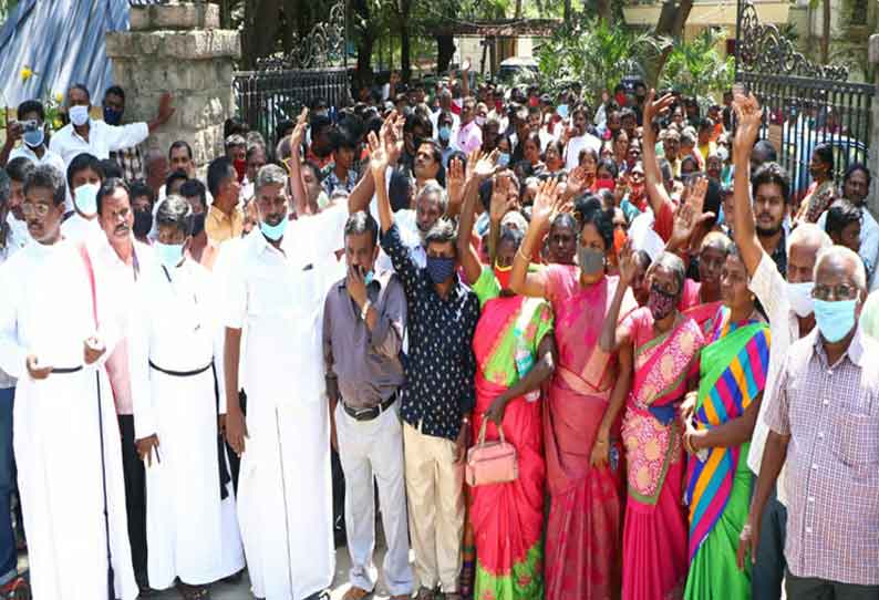 பிஷப் அலுவலகத்தை முற்றுகையிட்டு கோஷம் எழுப்பியவர்களை படத்தில் காணலாம்