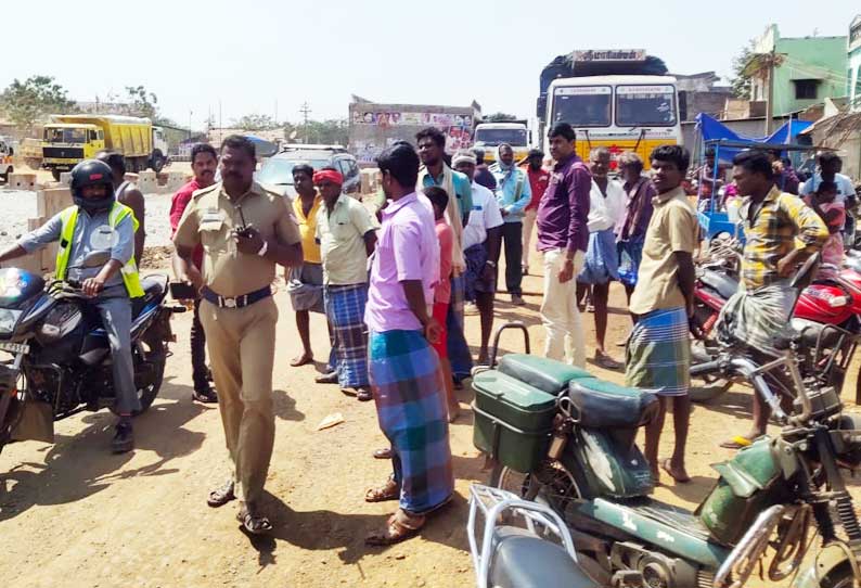 வி.கைகாட்டியில் சாலையில் புழுதி பறப்பதால் பாதிப்பு; பொதுமக்கள் மறியல்